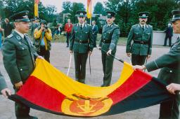 Армия ГДР опускает флаг